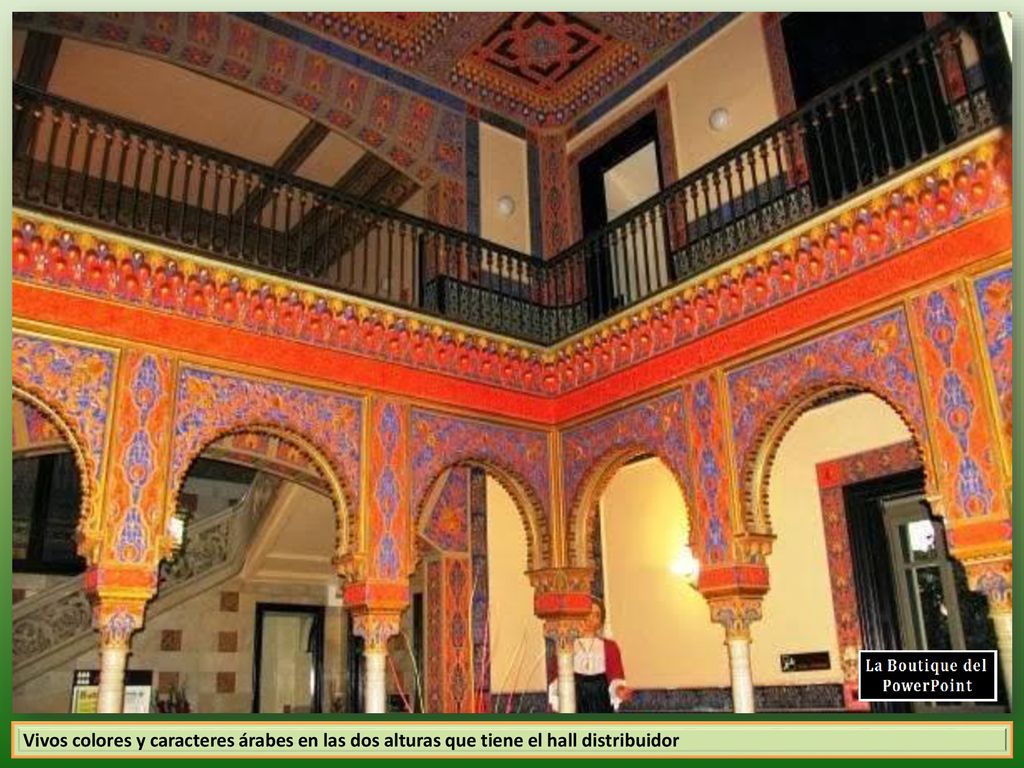 Vivos colores y caracteres árabes en las dos alturas que tiene el hall distribuidor