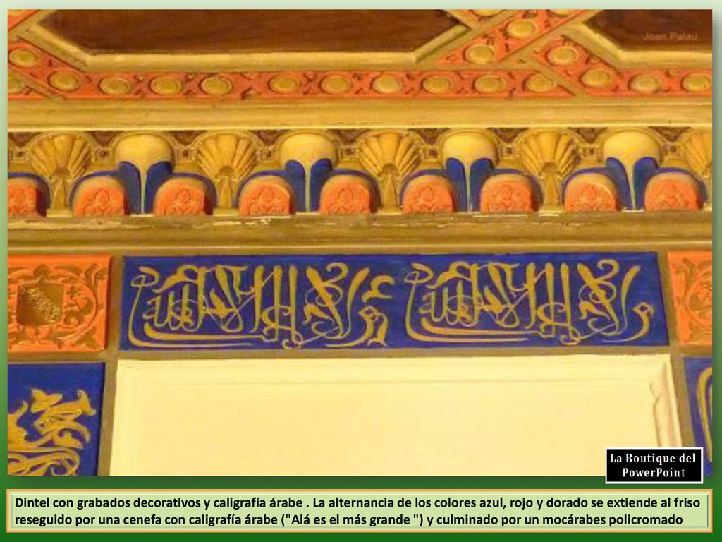 Dintel con grabados decorativos y caligrafía árabe