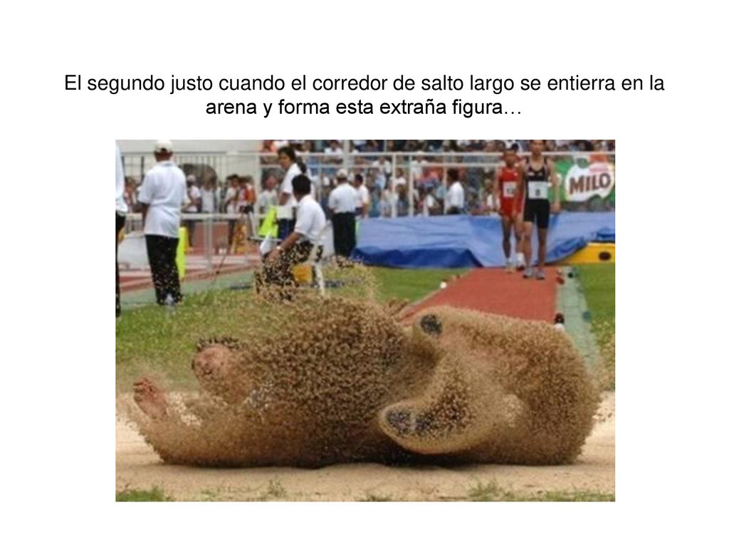 El segundo justo cuando el corredor de salto largo se entierra en la arena y forma esta extraña figura…