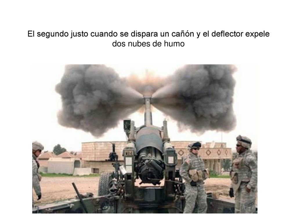 El segundo justo cuando se dispara un cañón y el deflector expele dos nubes de humo