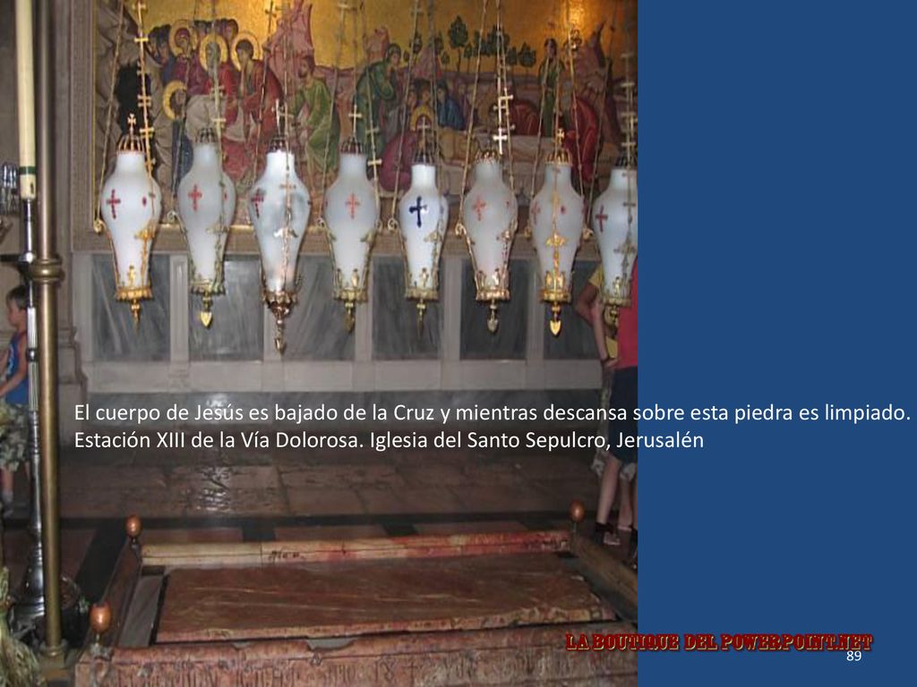 El cuerpo de Jesús es bajado de la Cruz y mientras descansa sobre esta piedra es limpiado.