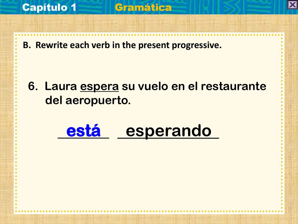 Laura espera su vuelo en el restaurante del aeropuerto. está esperando