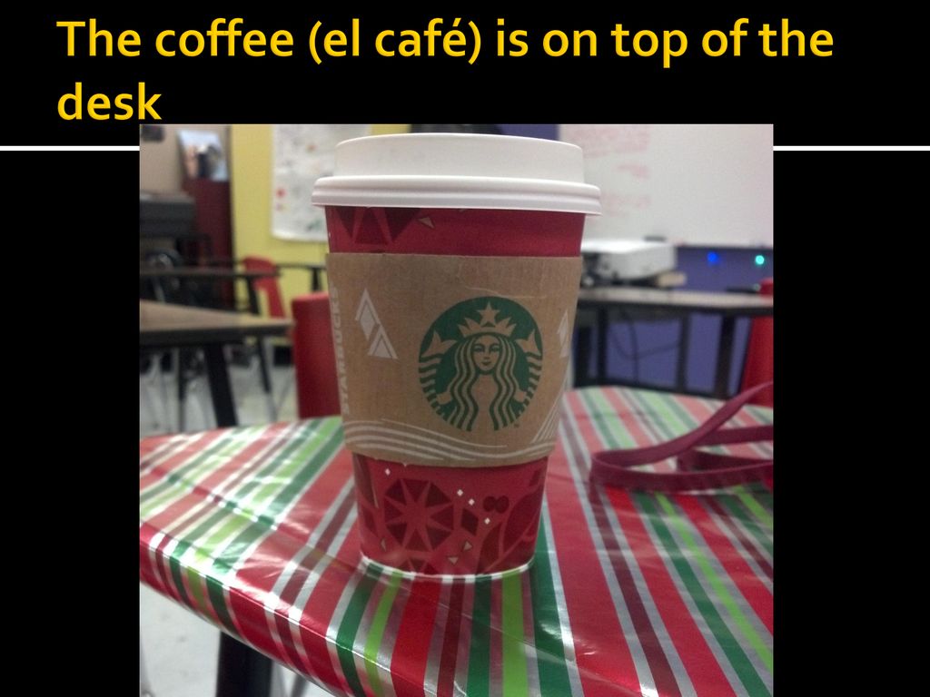 The coffee (el café) is on top of the desk