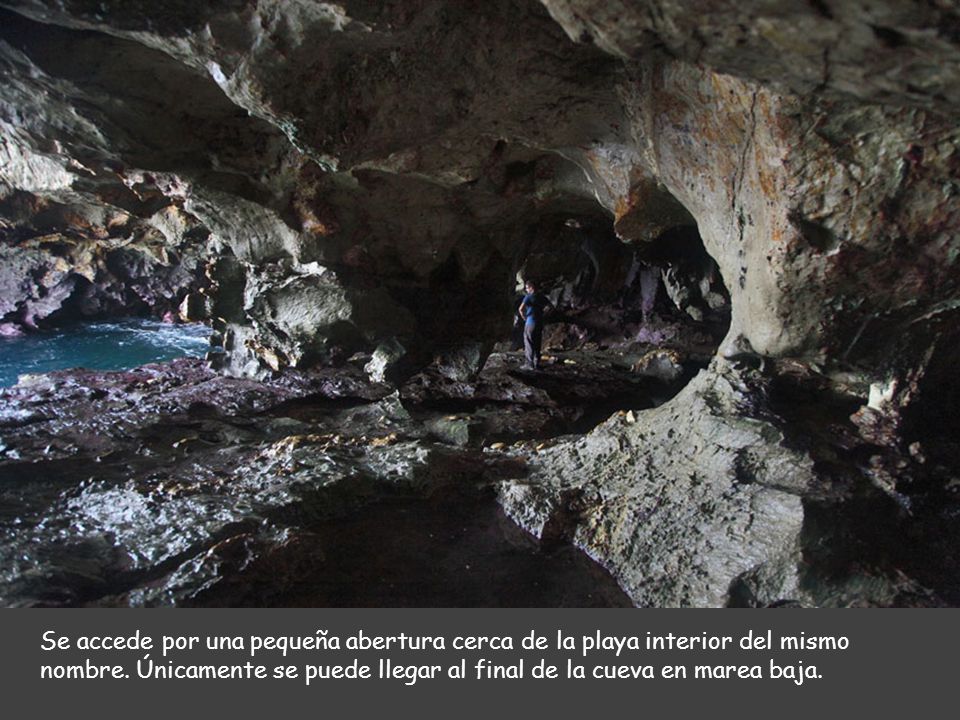 Se accede por una pequeña abertura cerca de la playa interior del mismo nombre.