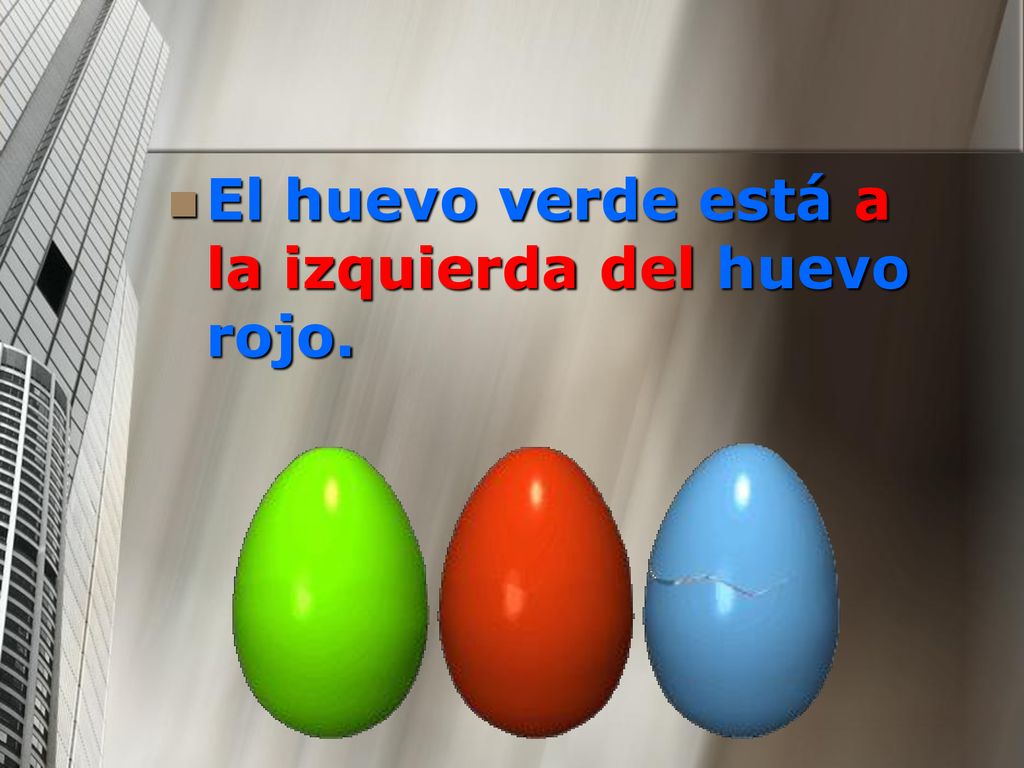 El huevo verde está a la izquierda del huevo rojo.