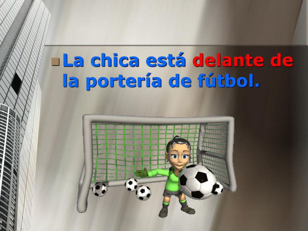 La chica está delante de la portería de fútbol.