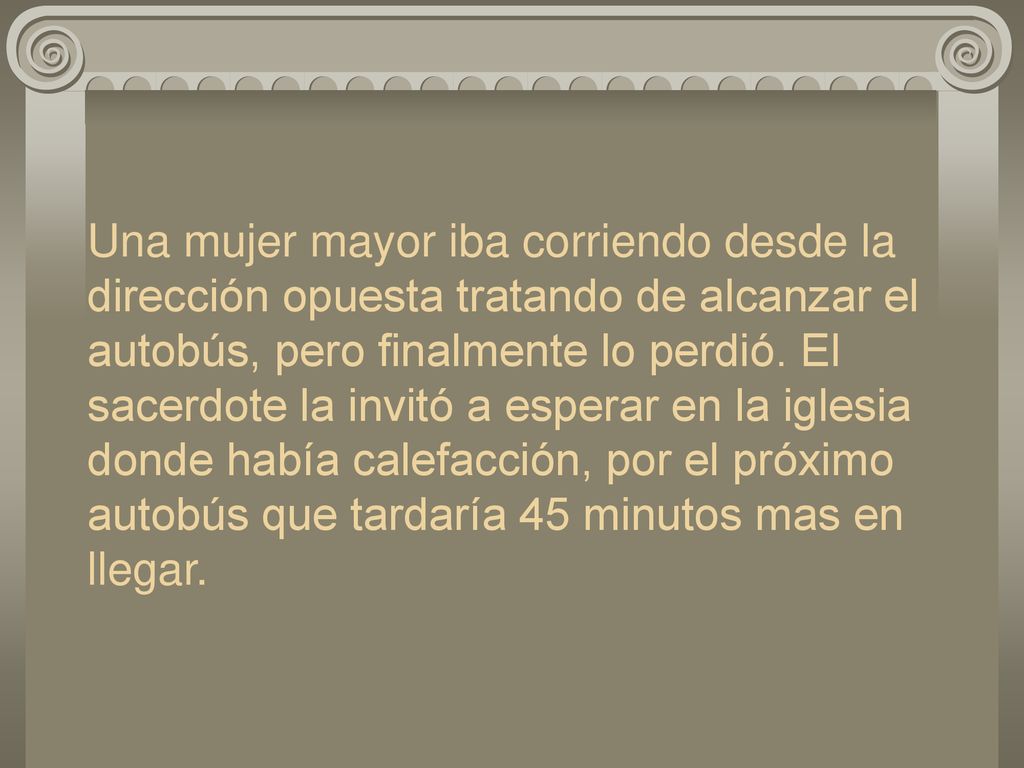 Una mujer mayor iba corriendo desde la dirección opuesta tratando de alcanzar el autobús, pero finalmente lo perdió.