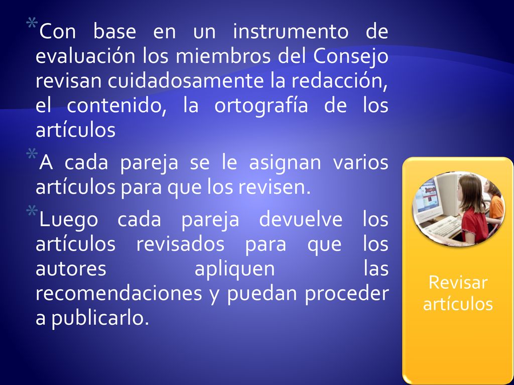 A cada pareja se le asignan varios artículos para que los revisen.
