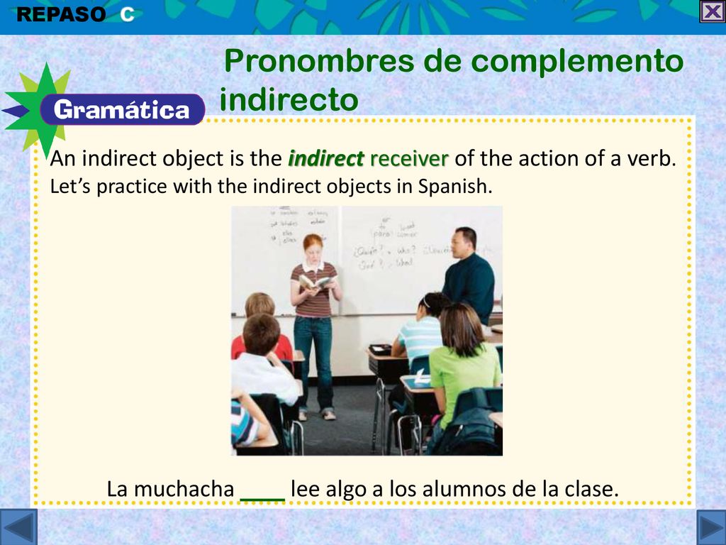 La muchacha lee algo a los alumnos de la clase.