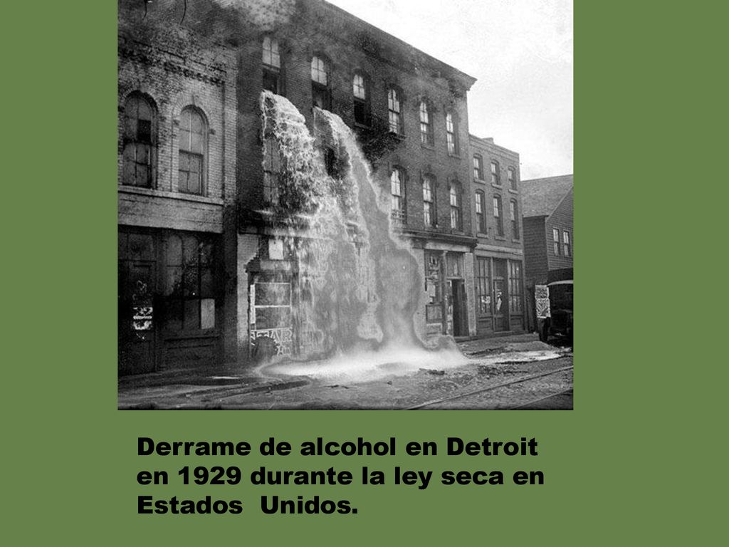 Derrame de alcohol en Detroit en 1929 durante la ley seca en Estados Unidos.