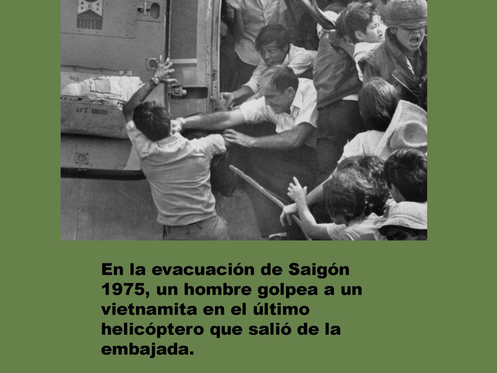 En la evacuación de Saigón 1975, un hombre golpea a un vietnamita en el último helicóptero que salió de la embajada.