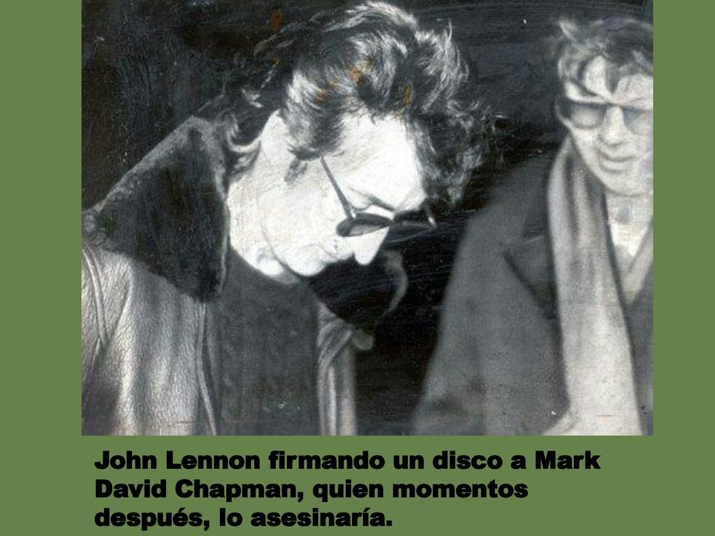 John Lennon firmando un disco a Mark David Chapman, quien momentos después, lo asesinaría.