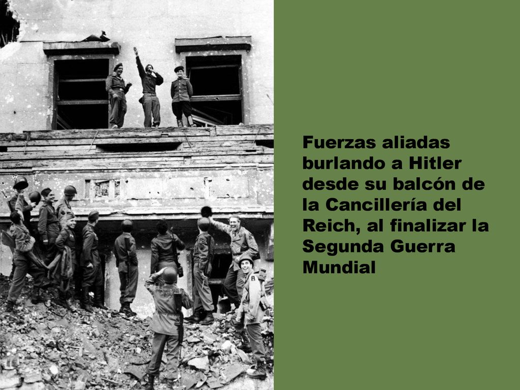 Fuerzas aliadas burlando a Hitler desde su balcón de la Cancillería del Reich, al finalizar la Segunda Guerra Mundial