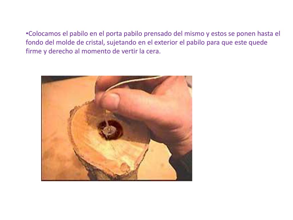 Colocamos el pabilo en el porta pabilo prensado del mismo y estos se ponen hasta el fondo del molde de cristal, sujetando en el exterior el pabilo para que este quede firme y derecho al momento de vertir la cera.