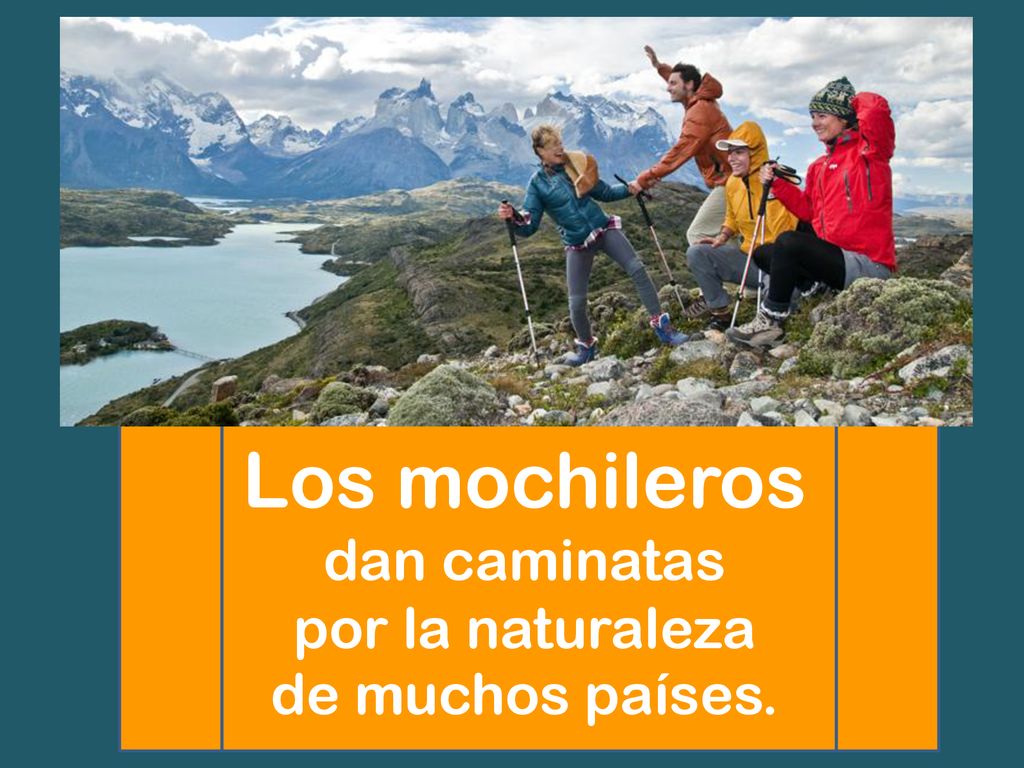 Los mochileros dan caminatas por la naturaleza de muchos países.