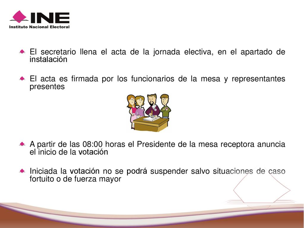 El secretario llena el acta de la jornada electiva, en el apartado de instalación