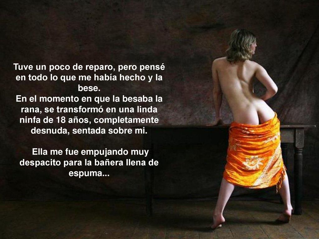 Ella me fue empujando muy despacito para la bañera llena de espuma...