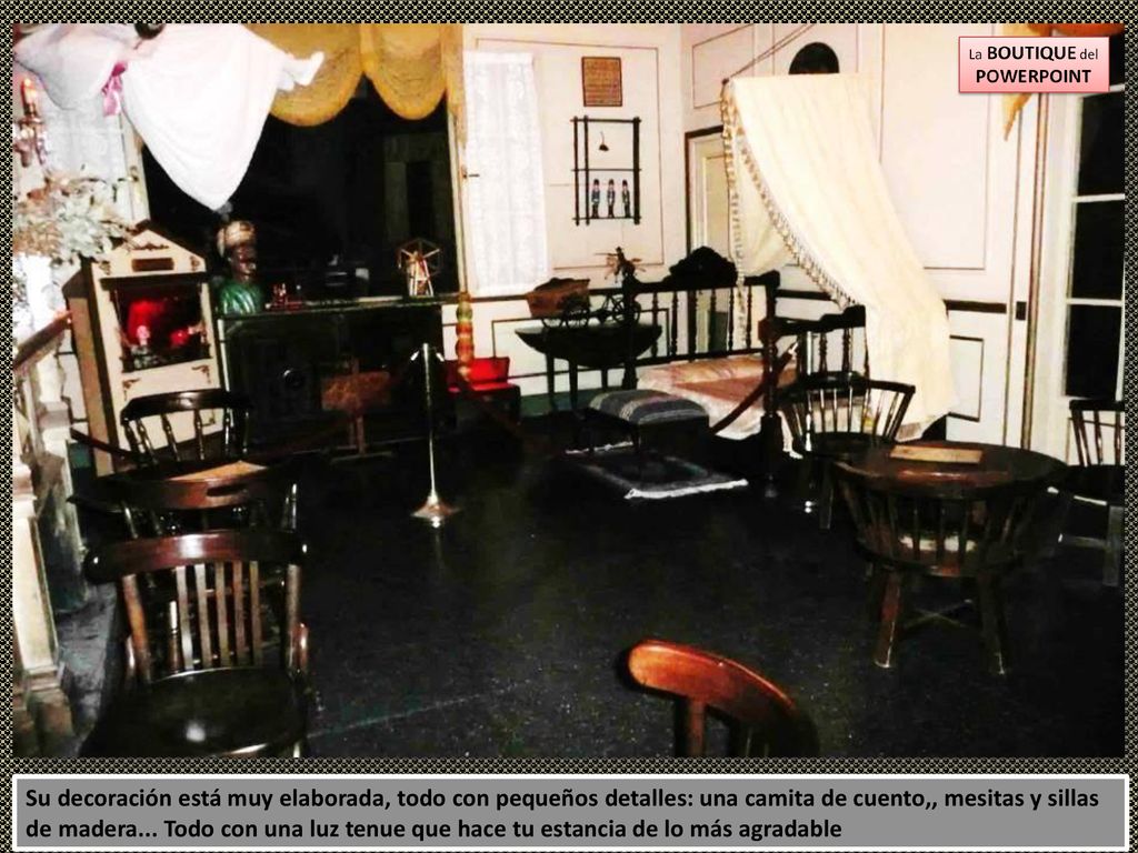 Su decoración está muy elaborada, todo con pequeños detalles: una camita de cuento,, mesitas y sillas de madera...