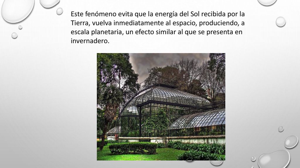 Este fenómeno evita que la energía del Sol recibida por la Tierra, vuelva inmediatamente al espacio, produciendo, a escala planetaria, un efecto similar al que se presenta en invernadero.