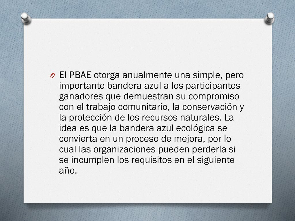 El PBAE otorga anualmente una simple, pero importante bandera azul a los participantes ganadores que demuestran su compromiso con el trabajo comunitario, la conservación y la protección de los recursos naturales.