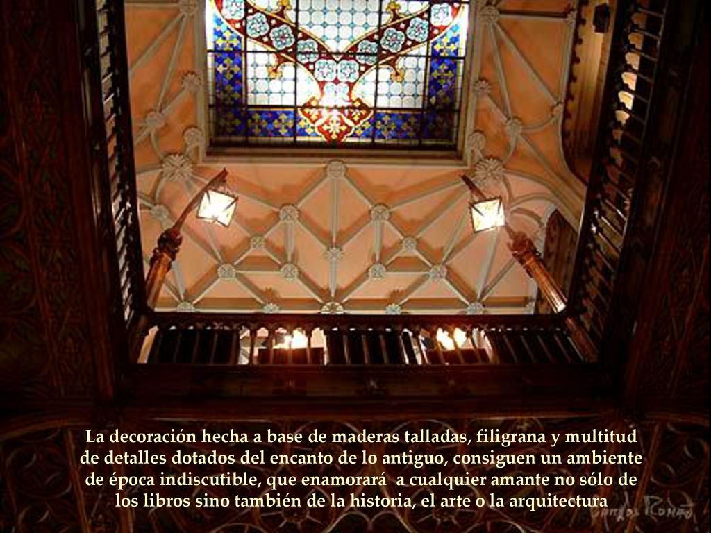 La decoración hecha a base de maderas talladas, filigrana y multitud de detalles dotados del encanto de lo antiguo, consiguen un ambiente de época indiscutible, que enamorará a cualquier amante no sólo de los libros sino también de la historia, el arte o la arquitectura
