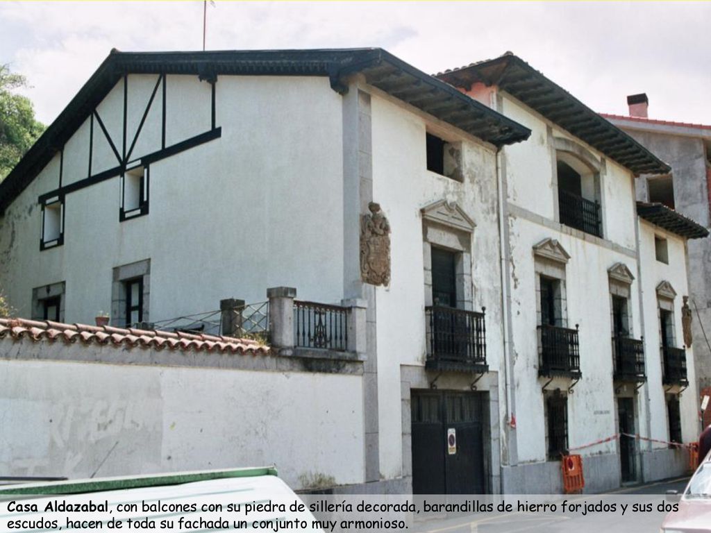 Casa Aldazabal, con balcones con su piedra de sillería decorada, barandillas de hierro forjados y sus dos escudos, hacen de toda su fachada un conjunto muy armonioso.