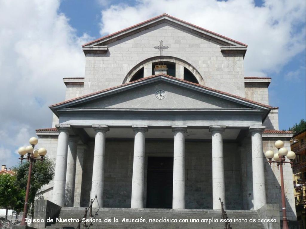 Iglesia de Nuestra Señora de la Asunción, neoclásica con una amplia escalinata de acceso.