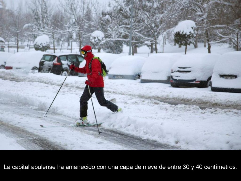 La capital abulense ha amanecido con una capa de nieve de entre 30 y 40 centímetros.