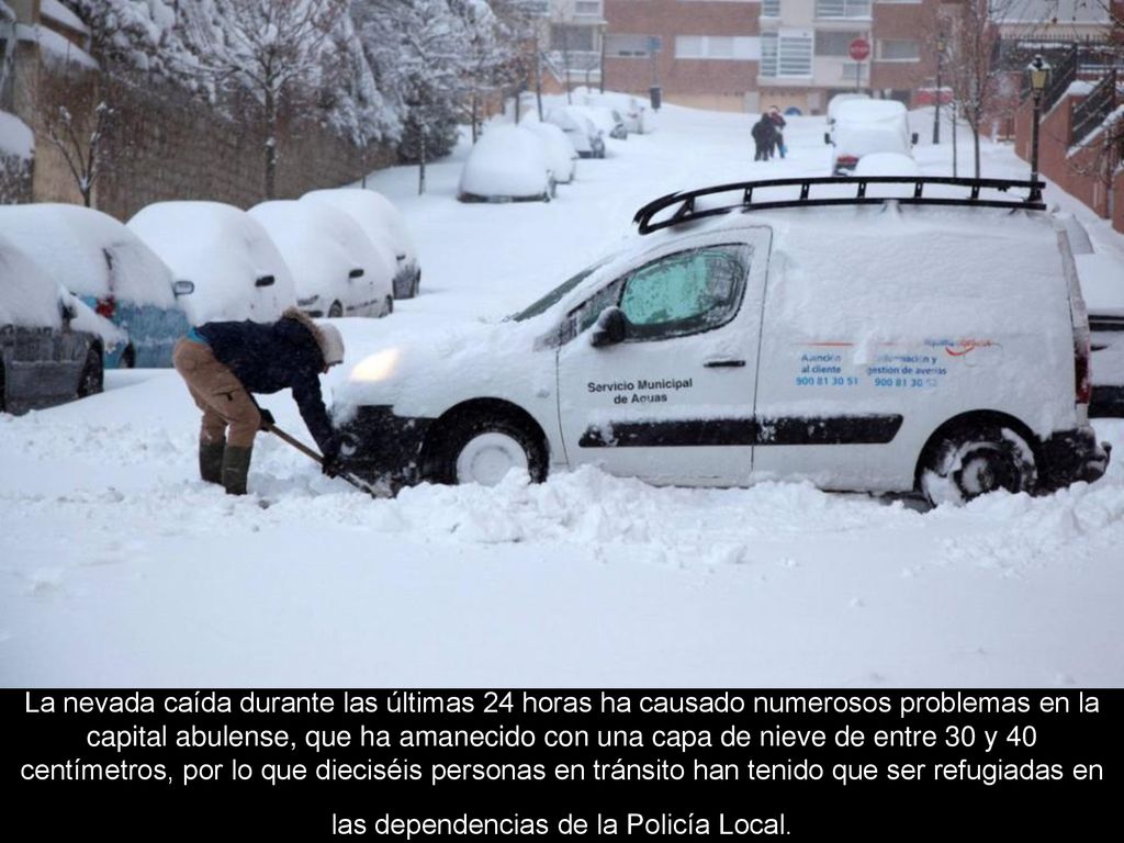 La nevada caída durante las últimas 24 horas ha causado numerosos problemas en la capital abulense, que ha amanecido con una capa de nieve de entre 30 y 40 centímetros, por lo que dieciséis personas en tránsito han tenido que ser refugiadas en las dependencias de la Policía Local.