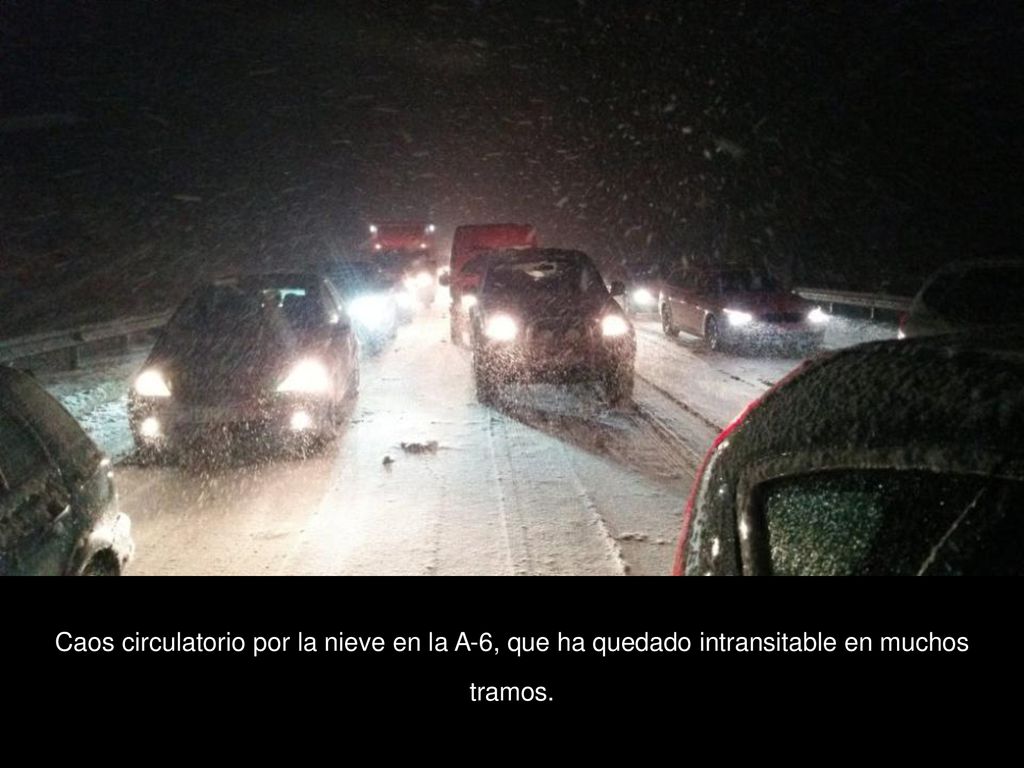 Caos circulatorio por la nieve en la A-6, que ha quedado intransitable en muchos tramos.