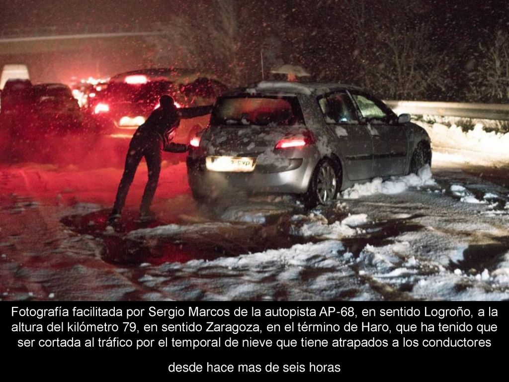 Fotografía facilitada por Sergio Marcos de la autopista AP-68, en sentido Logroño, a la altura del kilómetro 79, en sentido Zaragoza, en el término de Haro, que ha tenido que ser cortada al tráfico por el temporal de nieve que tiene atrapados a los conductores desde hace mas de seis horas
