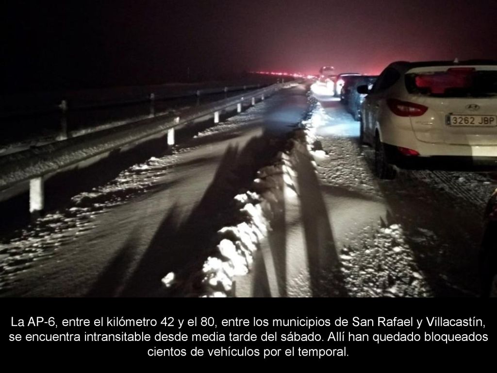 La AP-6, entre el kilómetro 42 y el 80, entre los municipios de San Rafael y Villacastín, se encuentra intransitable desde media tarde del sábado.