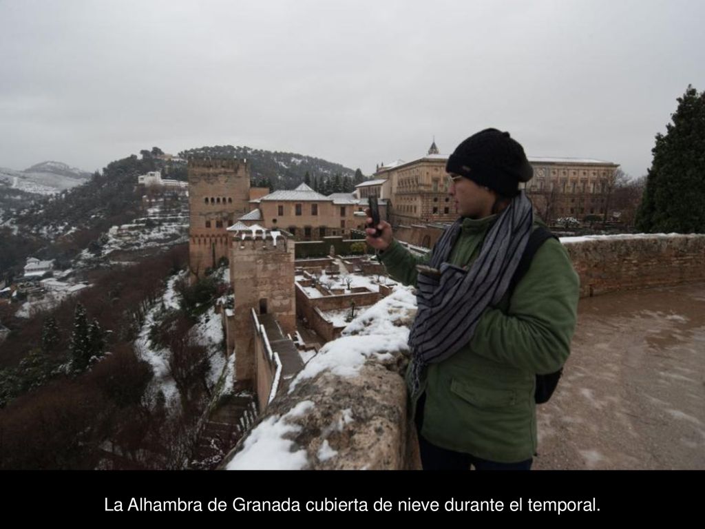La Alhambra de Granada cubierta de nieve durante el temporal.