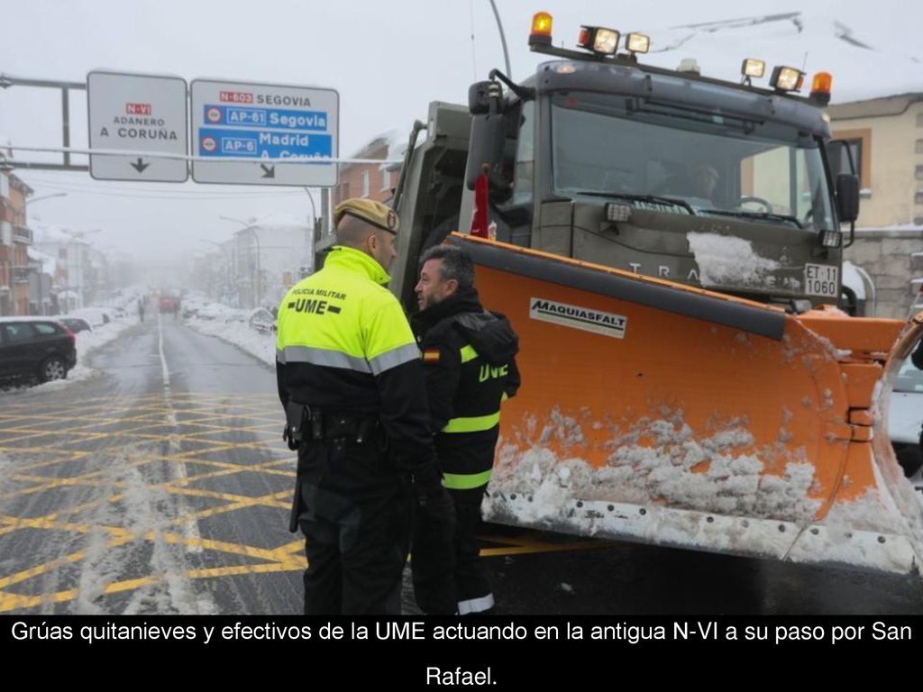 Grúas quitanieves y efectivos de la UME actuando en la antigua N-VI a su paso por San Rafael.