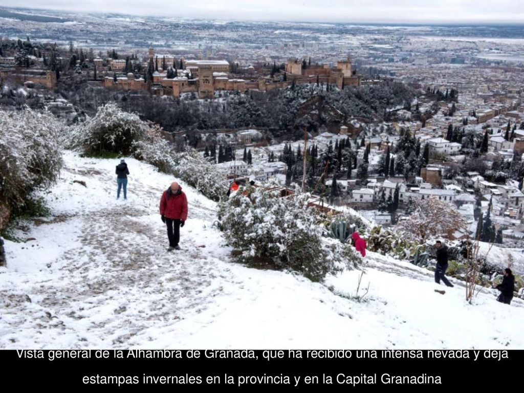 Vista general de la Alhambra de Granada, que ha recibido una intensa nevada y deja estampas invernales en la provincia y en la Capital Granadina