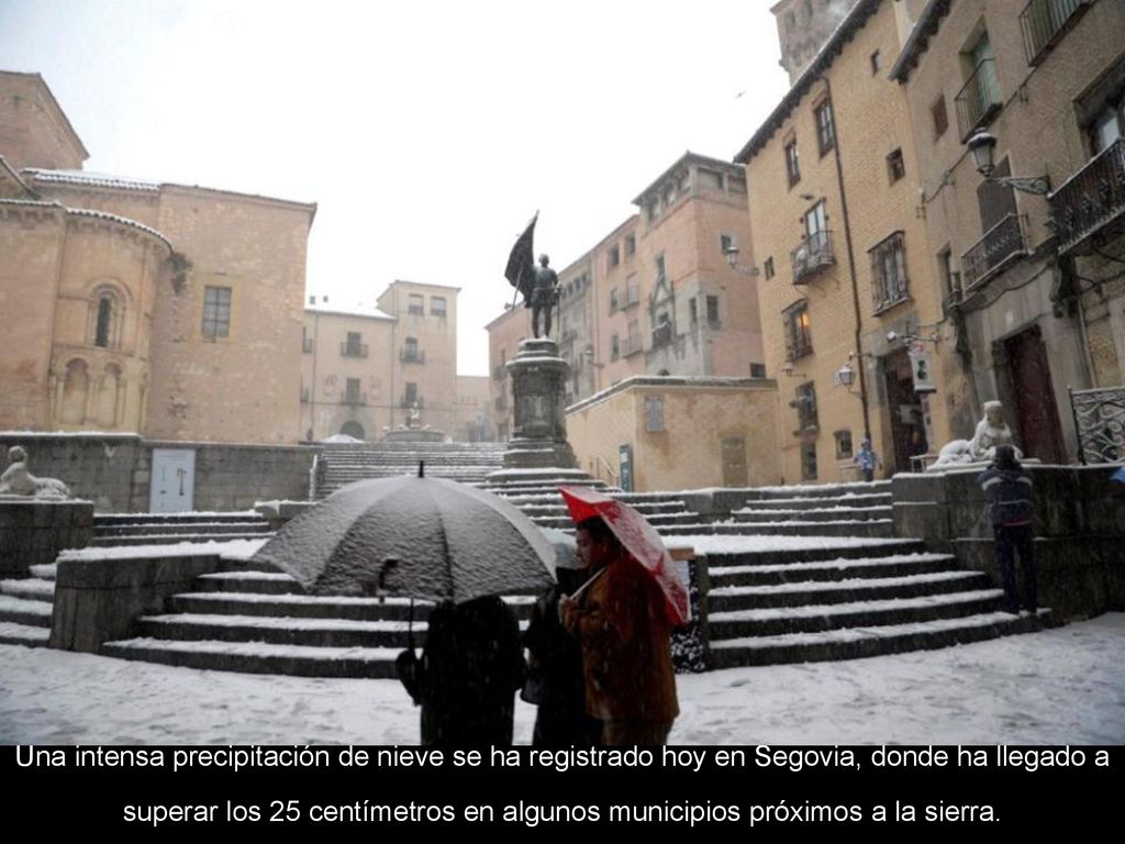 Una intensa precipitación de nieve se ha registrado hoy en Segovia, donde ha llegado a superar los 25 centímetros en algunos municipios próximos a la sierra.