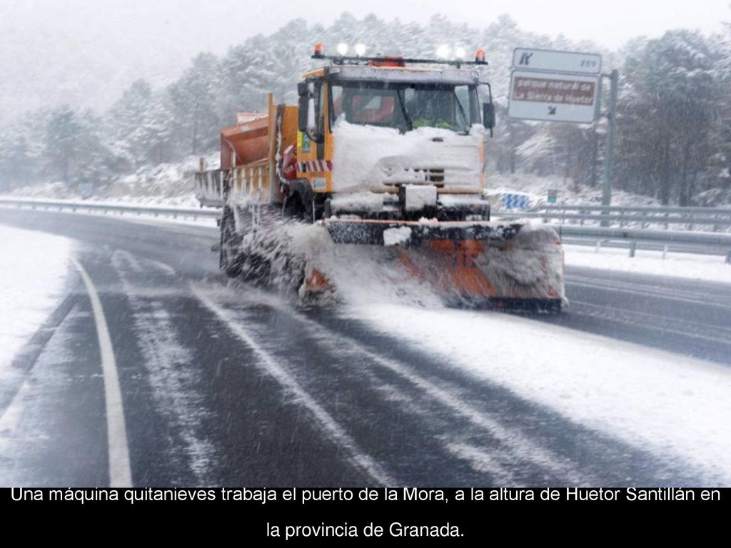 Una máquina quitanieves trabaja el puerto de la Mora, a la altura de Huetor Santillán en la provincia de Granada.