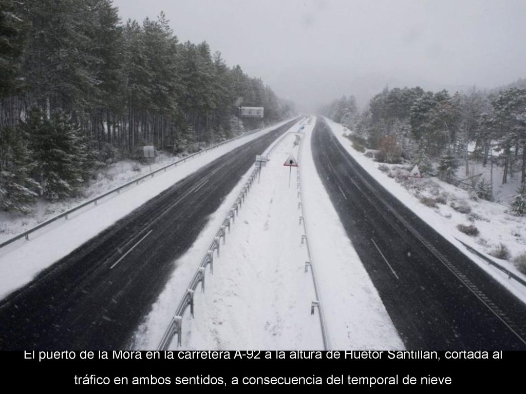 El puerto de la Mora en la carretera A-92 a la altura de Huetor Santillán, cortada al tráfico en ambos sentidos, a consecuencia del temporal de nieve