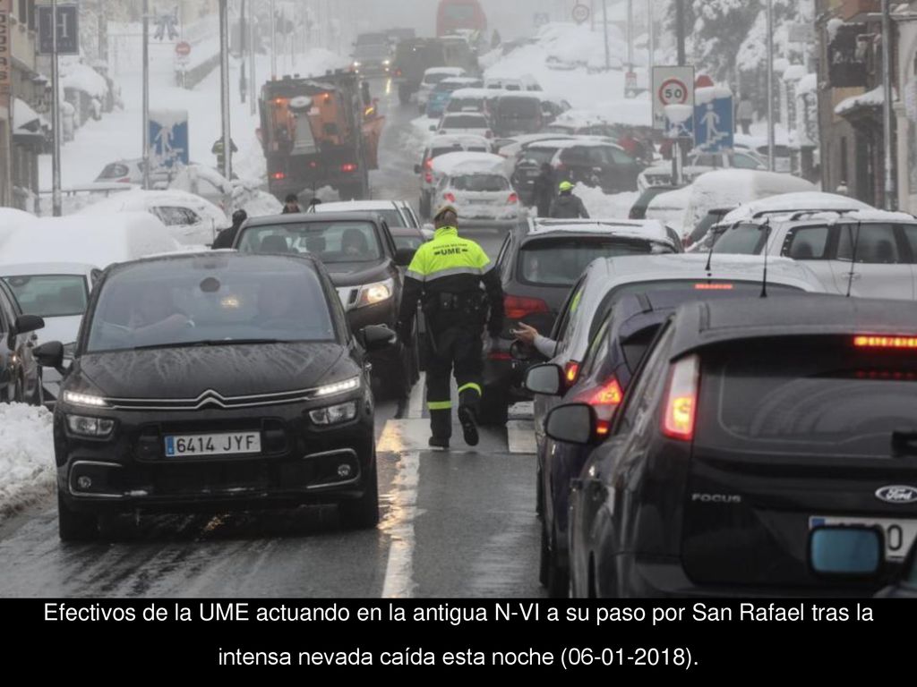Efectivos de la UME actuando en la antigua N-VI a su paso por San Rafael tras la intensa nevada caída esta noche ( ).