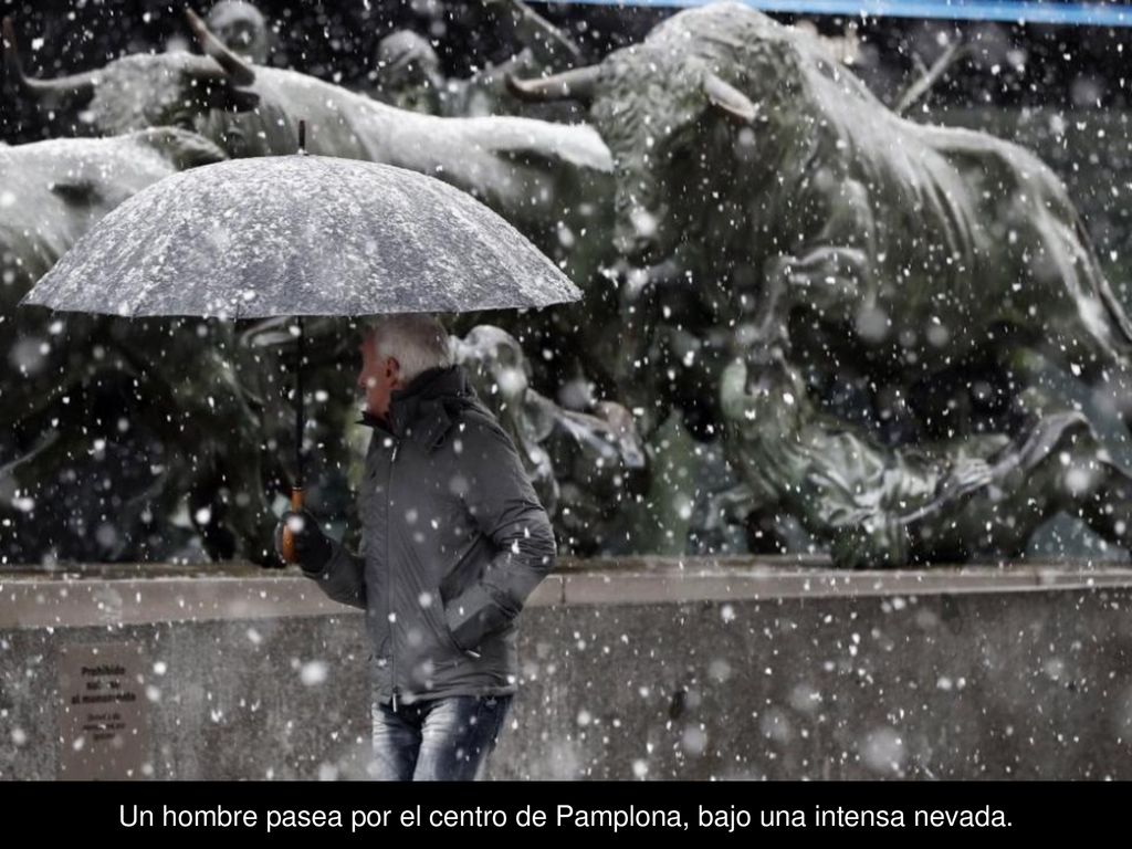 Un hombre pasea por el centro de Pamplona, bajo una intensa nevada.