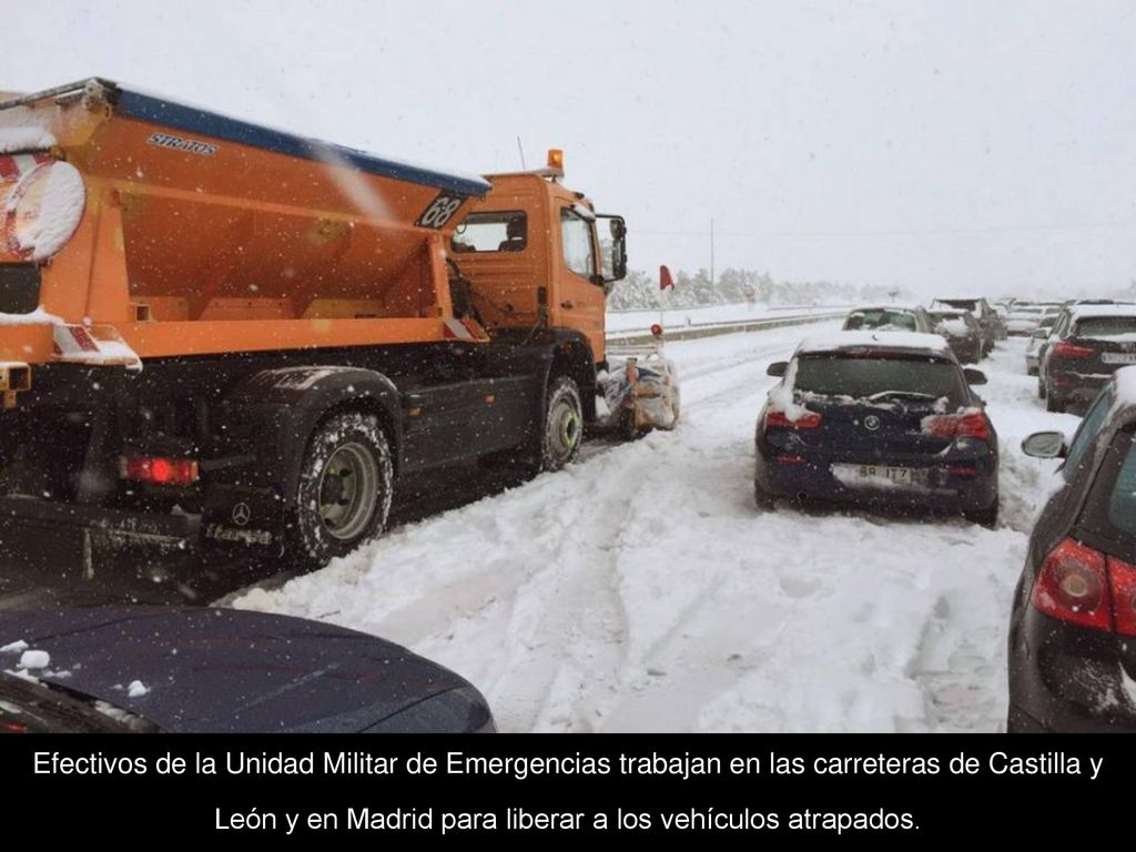 Efectivos de la Unidad Militar de Emergencias trabajan en las carreteras de Castilla y León y en Madrid para liberar a los vehículos atrapados.
