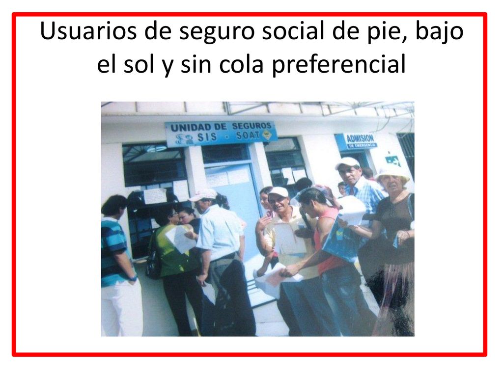 Usuarios de seguro social de pie, bajo el sol y sin cola preferencial