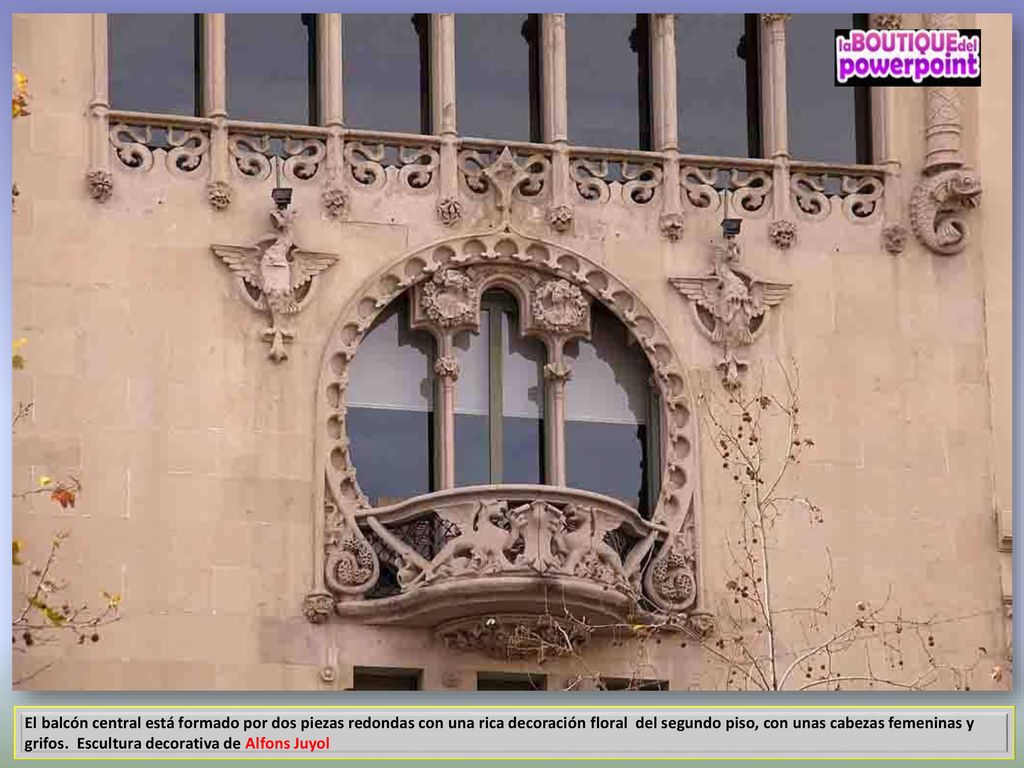 El balcón central está formado por dos piezas redondas con una rica decoración floral del segundo piso, con unas cabezas femeninas y grifos.