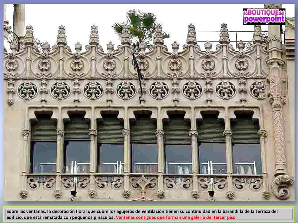 Sobre las ventanas, la decoración floral que cubre los agujeros de ventilación tienen su continuidad en la barandilla de la terraza del edificio, que está rematada con pequeños pináculos.