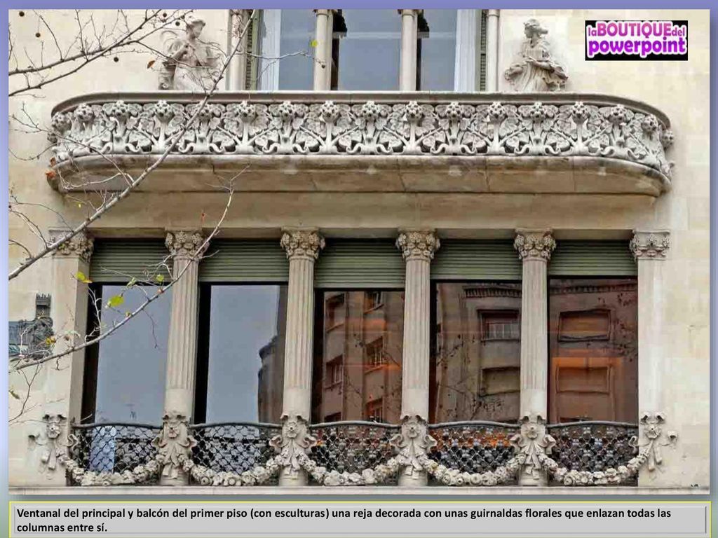 Ventanal del principal y balcón del primer piso (con esculturas) una reja decorada con unas guirnaldas florales que enlazan todas las columnas entre sí.