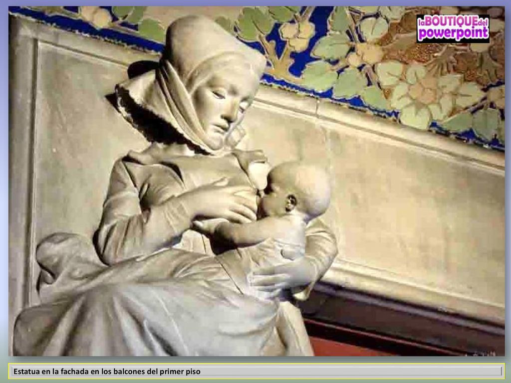 Estatua en la fachada en los balcones del primer piso