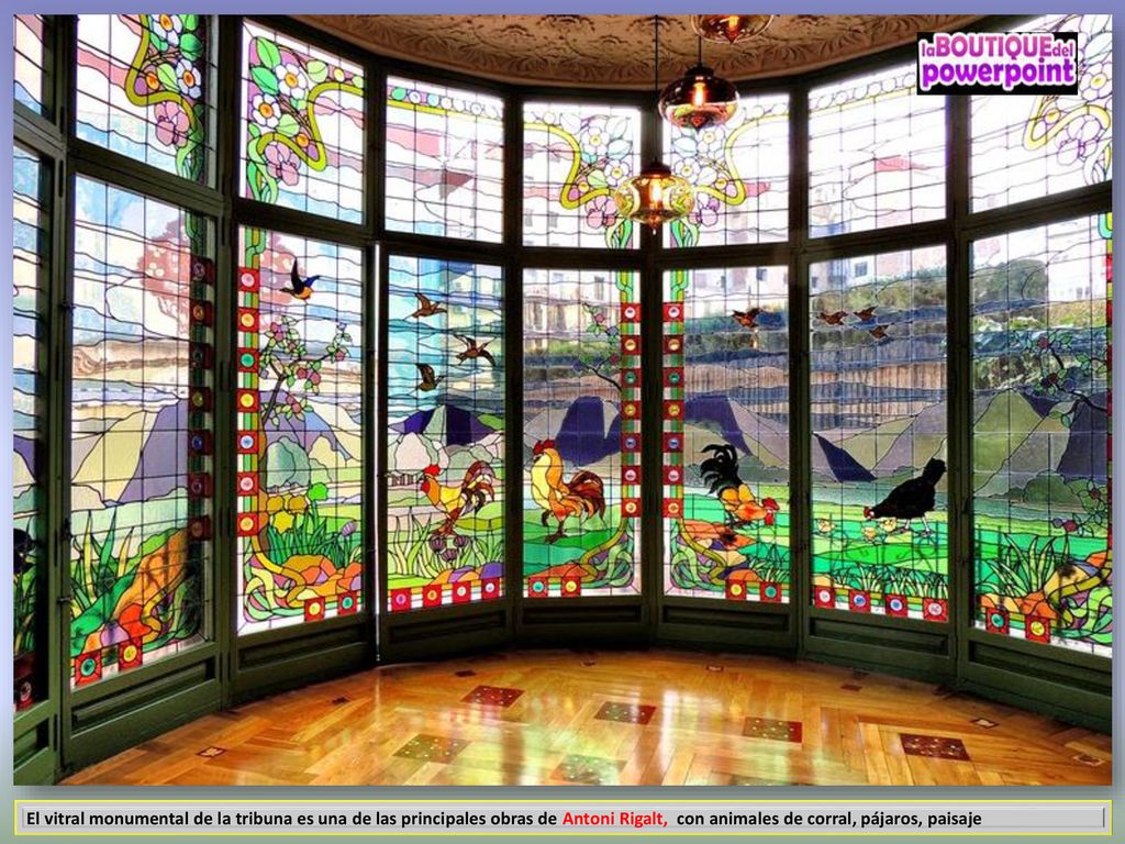 El vitral monumental de la tribuna es una de las principales obras de Antoni Rigalt, con animales de corral, pájaros, paisaje