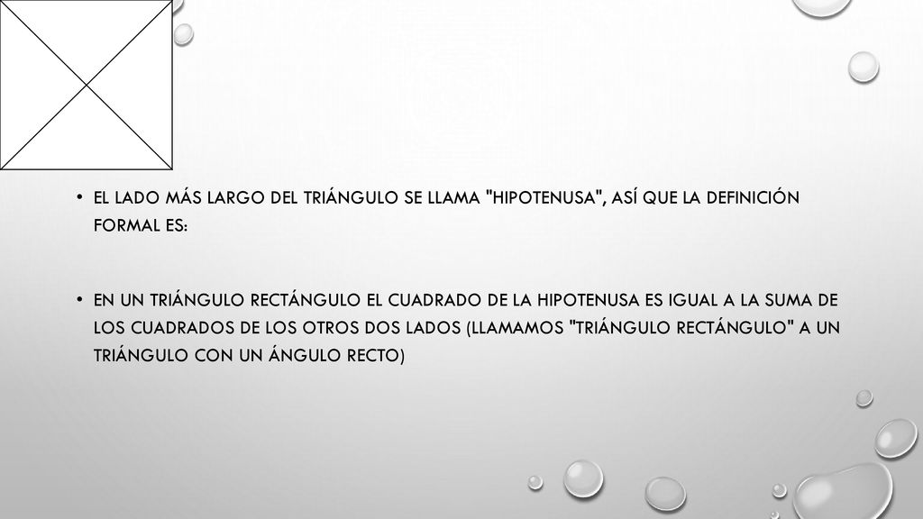 El lado más largo del triángulo se llama hipotenusa , así que la definición formal es: