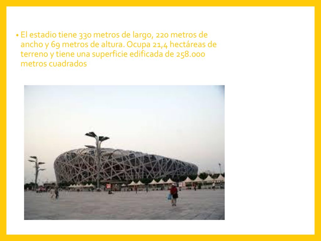 El estadio tiene 330 metros de largo, 220 metros de ancho y 69 metros de altura.