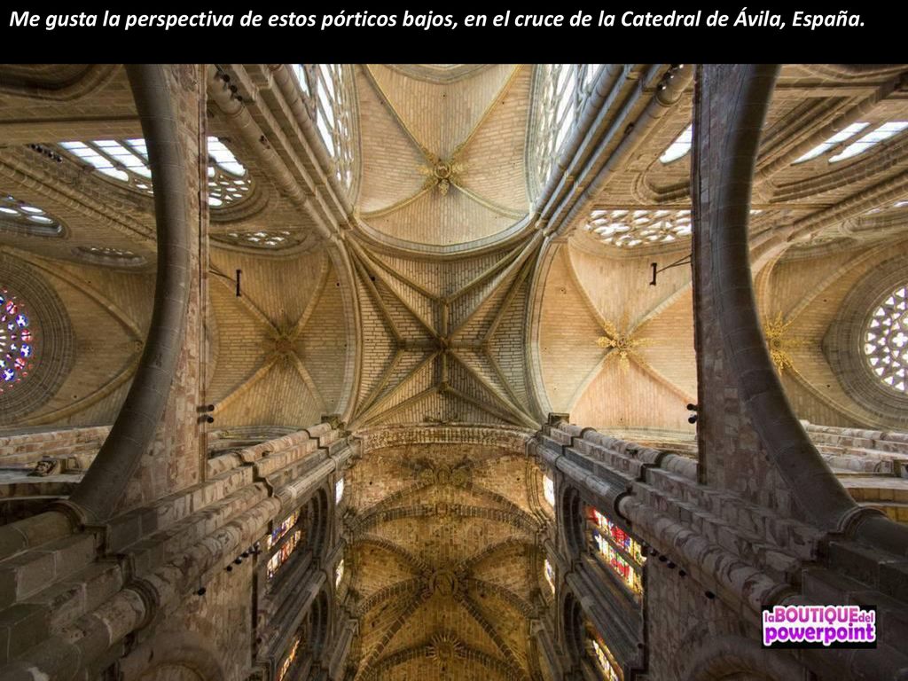 Me gusta la perspectiva de estos pórticos bajos, en el cruce de la Catedral de Ávila, España.